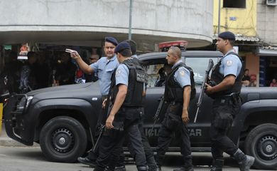 Rio de Janeiro - Policiais do Batalhão de Operações Especiais, do Batalhão de Polícia de Choque e de diversas UPPs foram à Rocinha para reforçar o policiamento na comunidade.