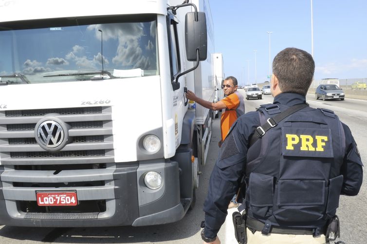 A Polícia Rodoviária Federal  (PRF) determinou aos caminhoneiros que estão parados no acostamento da BR-040, em frente à Refinaria Duque de Caxias (Reduc), que retirem os caminhões. 