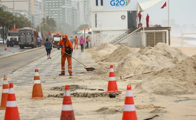 Rio de Janeiro (RJ), 01/07/2024 – Comlurb faz limpeza do calçadão da praia do Leblon após ondas invadirem o asfalto levando areia para a pista. Foto: Tomaz Silva/Agência Brasil