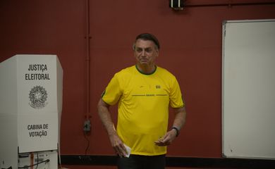 O presidente Jair Bolsonaro vota na Escola Municipal Roda da Fonseca, na Vila Militar, no Rio de Janeiro