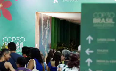 Belém (PA), 11/11/2025 - Pessoas na área da Green Zone (Área Verde), na COP30. Foto: Bruno Peres/Agência Brasil