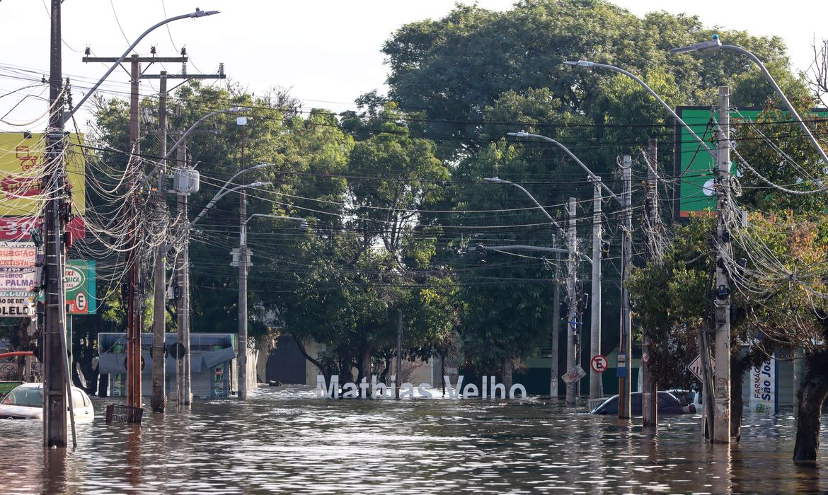 Canoas (RS), 21/05/2024 – CHUVAS/ RS - RESGATE - Como as águas ainda estão altas, várias pessoas continuam resgatando animais no bairro de Mathias Velho, em Canoas. Foto: Rafa Neddermeyer/Agência Brasil