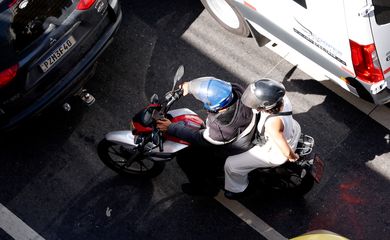 Rio de Janeiro (RJ), 30/07/2025 - Motociclistas de aplicativos transitam pelas ruas do centro do Rio. Foto: Tânia Rêgo/Agência Brasil