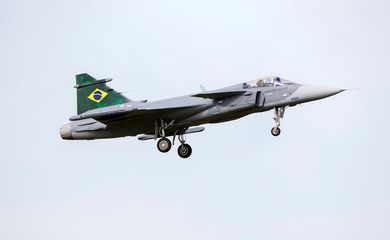 A Saab Gripen E fighter is flown by a test pilot on the occasion of handing over the first aircraft to Brazil, in Linkoping, Sweden, September 10, 2019. Stefan Jerrevang/TT News Agency via REUTERS      ATTENTION EDITORS - THIS IMAGE WAS PROVIDED