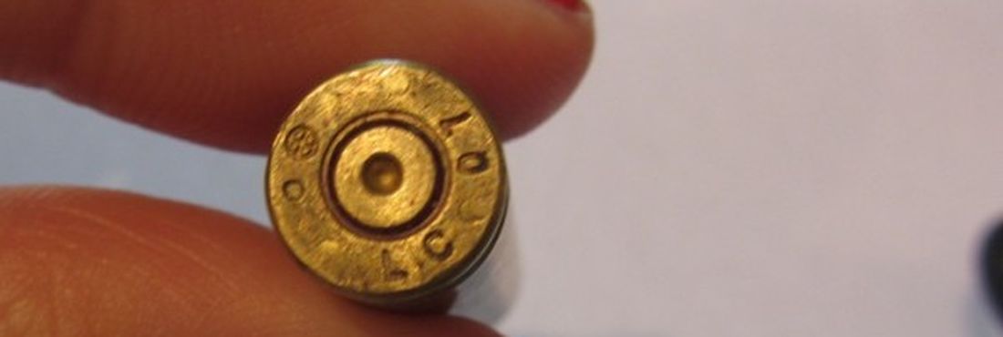 Uma cápsula de projétil dourada, feita de latão militar, com 9,50 mm de diâmetro, pode ser a evidência definitiva de que a investigação sobre Curuguaty está desconsiderando muitos elementos cruciais