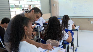 O professor de Sociologia, Osvaldo Lima de Oliveira, se desdobra para dar conta do planejamento de aulas, reuniões e correções de trabalhos