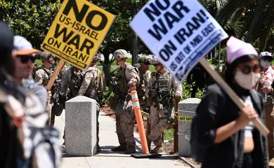 U.S. Marines stand guard as demonstrators protest against the United States joining with Israel in attacks on Iran's nuclear facilities, at a federal building in Los Angeles, California, U.S. June 22, 2025.  REUTERS/David Swanson
