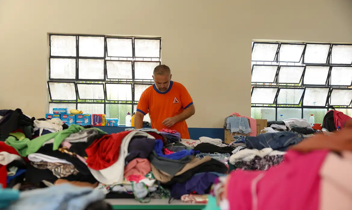 Juiz de Fora (MG), 25/02/2026 –Voluntários recebem doações na Escola Municipal Murilo Mendes, no Alto do Grajaú, em Juiz de Fora. Foto: Tomaz Silva/Agência Brasil
