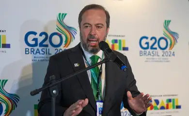 Brasília (DF) 15/04/2024 
 O ministro de Minas e Energia, Alexandre Silveira, fala com a imprensa após a abertura da primeira reunião presencial do Grupo de Trabalho (GT) de Transições Energéticas do G20, na sede do G20 em Brasília.
Foto: Fabio Rodrigues- Pozzebom/Agência Brasil