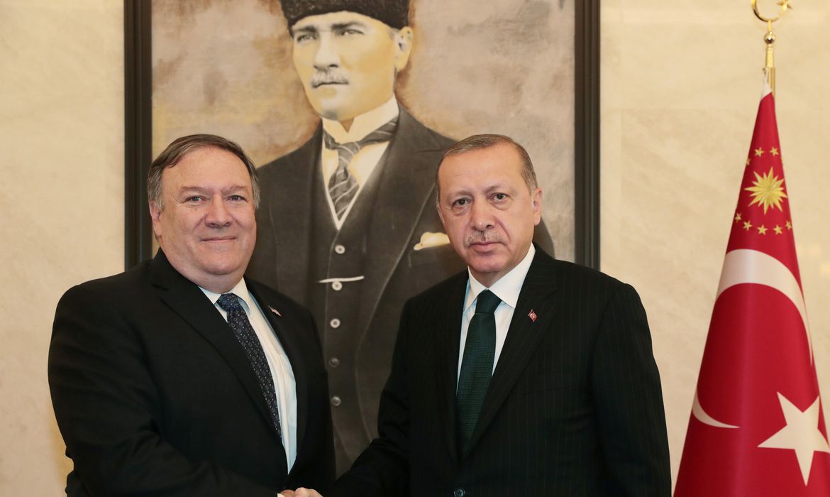 Presidente turco, Tayyip Erdogan, recebe o secretário de Estado norte-americano, Mike Pompeo 17/110/2018 Murat Cetinmuhurdar/Presidência/Divulgação via Reuters