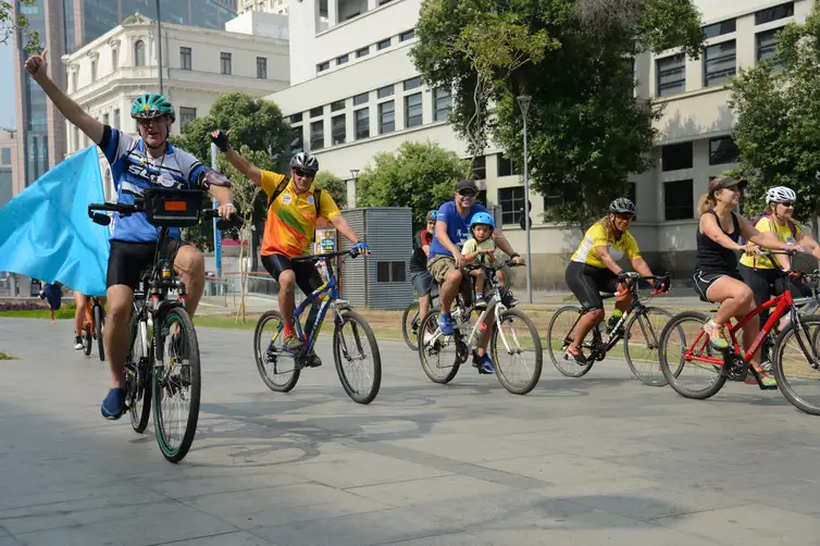 Passeio de bicicleta Pedal da Paz, no centro do Rio, tem como objetivo chamar atenção para a convivência pacífica entre pedestres, ciclistas e motoristas. 