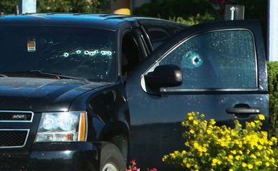 Veículo com buraco de bala no vidro em Vancouver, na província canadense da Colúmbia Britânica