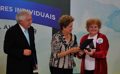 A Presidenta, Dilma Rousseff, cumprimenta Delci Lutz, representando simbolicamente os 5 milhões de Micro Empreendedores Individuais (Antônio Cruz/Agência Brasil)