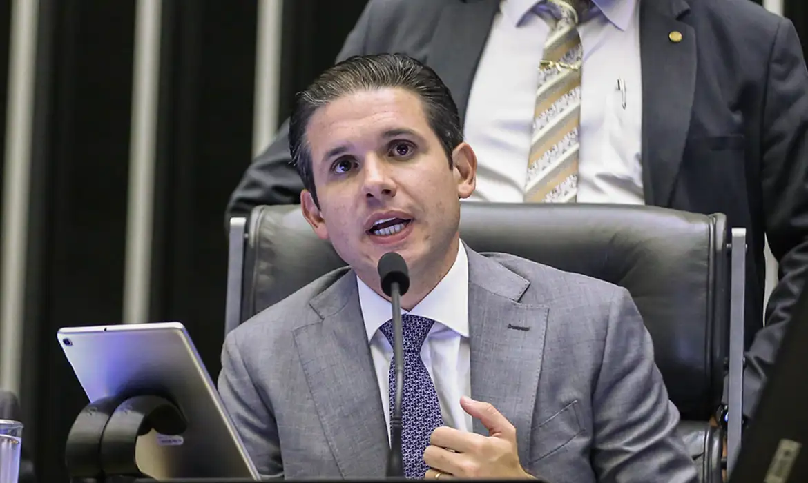 Motta diz que decisão sobre aumento do IOF sai ainda hoje