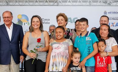 São Carlos (SP) - Presidenta Dilma Rousseff cumprimenta a senhora Cleumara Lúcio de Almeida durante cerimônia de entrega unidades Habitacionais (Roberto Stuckert Filho/PR)