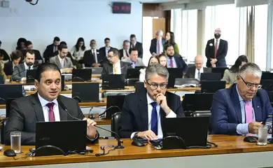 10/12/2025 - Brasília - Comissão de Constituição, Justiça e Cidadania (CCJ) realiza reunião com 6 itens. Entre eles, o PL 1.388/2023, que atualiza regras da Lei do Impeachment, incluindo critérios para abertura de processo contra ministros do STF. O relatório propõe ajustes em quórum, prazos e legitimados para apresentação de denúncias. 
A pauta inclui ainda o PL 4.752/2025, que cria o Marco Legal da Cibersegurança; o PL 3.220/2019, sobre compartilhamento de postes; o PL 3.758/2024, sobre destinação de imóveis da União; e o PL 5.760/2023, que trata da proteção de trabalhadores resgatados de condição análoga à escravidão.

Bancada:
relator do PL 1.388/2023, senador Weverton (PDT-MA), em pronunciamento;
senador Alessandro Vieira (MDB-SE); 
senador Eduardo Girão (Novo-CE).

Foto: Geraldo Magela/Agência Senado