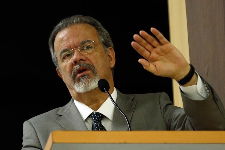 O ministro da Segurança Pública, Raul Jungmann, fala durante cerimônia de posse do novo superintendente da Polícia Federal no Rio de Janeiro, delegado Ricardo Andrade Saadi, na sede da PF.
