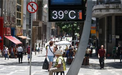São Paulo SP 12/11/2023 Termometro marcando 39 graus na região da Praça da Sé.   Foto: Paulo Pinto/Agência Brasil