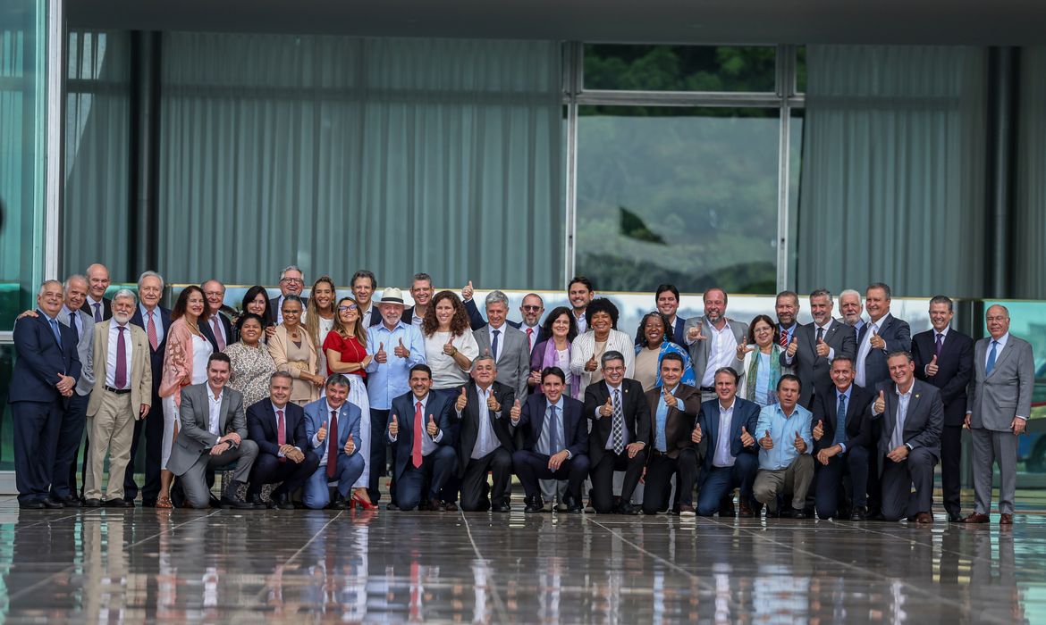 Brasília (DF), 20/12/2024 O presidente Luiz Inácio Lula da Silva (c), posa para foto com ministro após almoço de confraternização.  Foto: Marcelo Camargo/Agência Brasil
