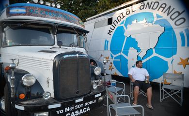 Torcedores argentinos começam a chegar em Brasília para acompanhar o jogo entre Argentina e Bélgica. O Governo do DF instalou estrutura com luz e banheiros na Granja do Torto(Fabio Rodrigues Pozzebom/Agência Brasil)