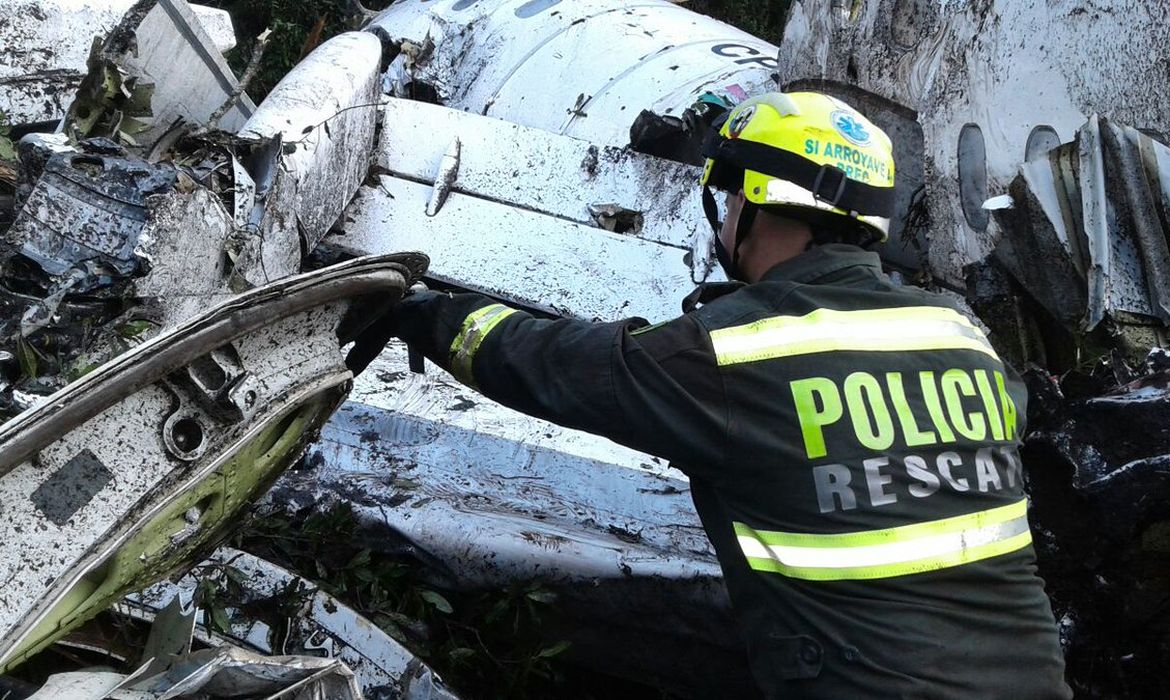 Polícia colombiana procura vítimas entre os destroços do avião da Chapecoense