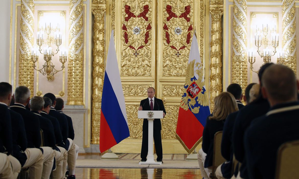 Em cerimônia no Kremlin, o presidente Putin se despede da equipe russa de atletas que vem ao Brasil para os Jogos Rio 2016