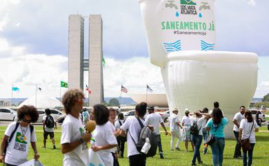 Brasília - Ato em frente ao Congresso Nacional com uma instalação simbolizando a ausência de instrumentos eficazes de planejamento, gestão e governança da água, sobretudo, a falta de saneamento ambiental (Marcelo Camargo/Agência Brasil)