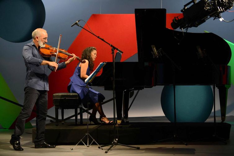Duo Burajiru, composto pela pianista japonesa Yuka Shimizu e o violista brasileiro Fernando Thebaldi.