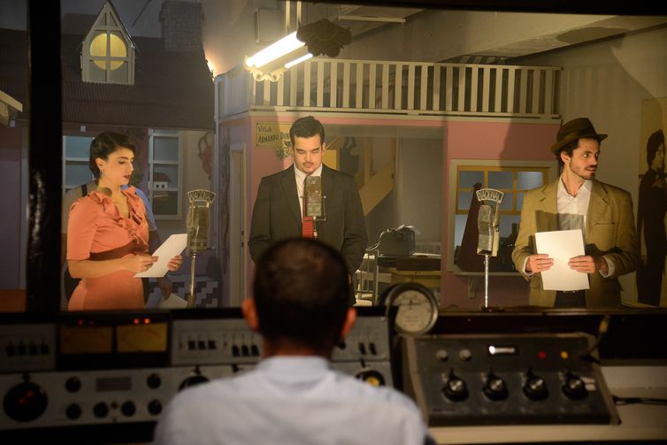 O Museu do Rádio grava cenas da primeira radionovela do Brasil. 