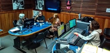 Paulo Martan e Cristiane Migon no estúdio da Rádio Nacional do Rio de Janeiro.