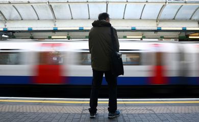 Passageiro aguarda trem em estação de metrô em Londres