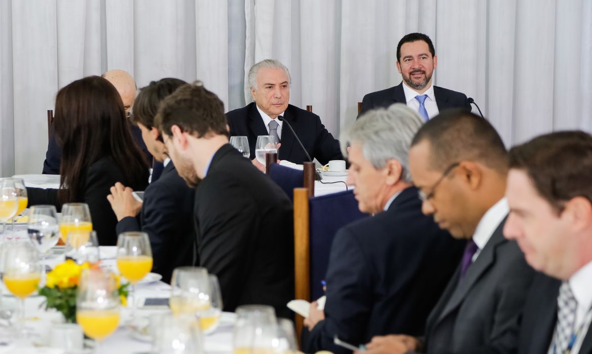 Brasília - O presidente Michel Temer, acompanhado dos ministros Henrique Meirelles,da Fazenda, e Dyogo Oliveira, do Planejamento, recebe jornalistas durante café da manhã no Palácio da Alvorada (Marcos Corrêa/PR)