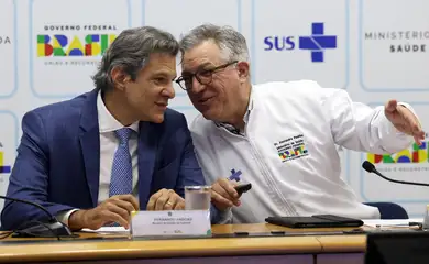 Brasília (DF), 24/06/2025 - Os ministros da Fazenda, Fernando Haddad, e da Saúde, Alexandre Padilha, durante entrevista coletiva para falar sobre a troca de dívidas tributárias de hospitais privados e filantrópicos com a União por prestação de atendimento especializado para os pacientes do SUS. A medida faz parte do programa Agora Tem Especialistas – lançado recentemente pelo Ministério da Saúde – e busca ampliar a capacidade de atendimento, a fim de reduzir a fila de espera por consultas, exames e cirurgias no SUS. Foto: Antonio Cruz/Agência Brasil