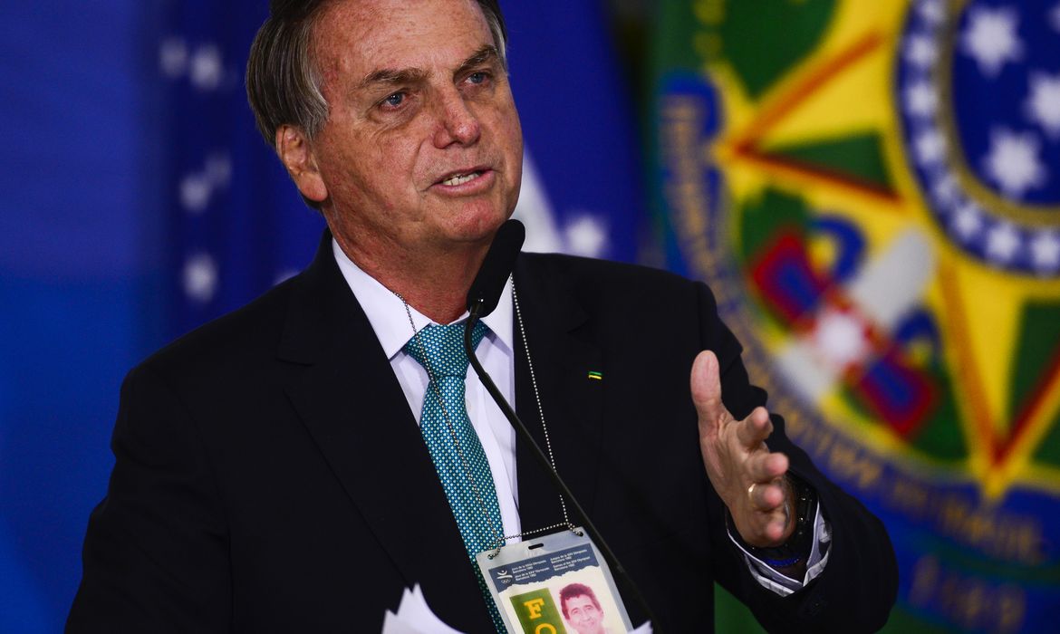 O presidente Jair Bolsonaro participa da cerimônia de anúncio de contratos de patrocínio da Caixa e das Loterias Caixa com as confederações brasileiras de Atletismo, de Ginástica e de Skate e com o Comitê Paralímpico Brasileiro.