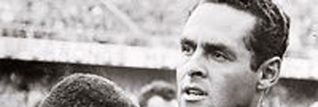 Pelé chora no peito de Gylmar após a vitória na copa de 1958
