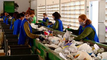 Separação de recicláveis no Centro Integrado de Reciclagem - DF