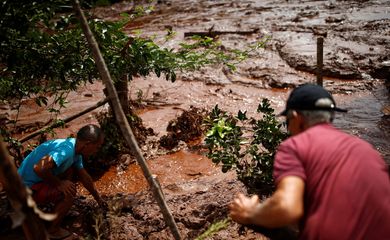 Residents work in a river covered by mud after a dam owned by Brazilian miner Vale SA that burst, in Brumadinho, Brazil January 26, 2019. REUTERS/Adriano Machado