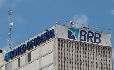 Brasília (DF), 19/11/2025 – Fachada do prédio do banco de Brasília (BRB).  Em março de 2025, o conselho do Banco BRB aprovou a compra de 58% do capital do Banco Master, valor estimado em R$ 2 bilhões.
O acordo previa que o BRB, uma sociedade de capital e controlada majoritariamente pelo Governo do Distrito Federal (GDF)
Foto: Joédson Alves/Agência Brasil