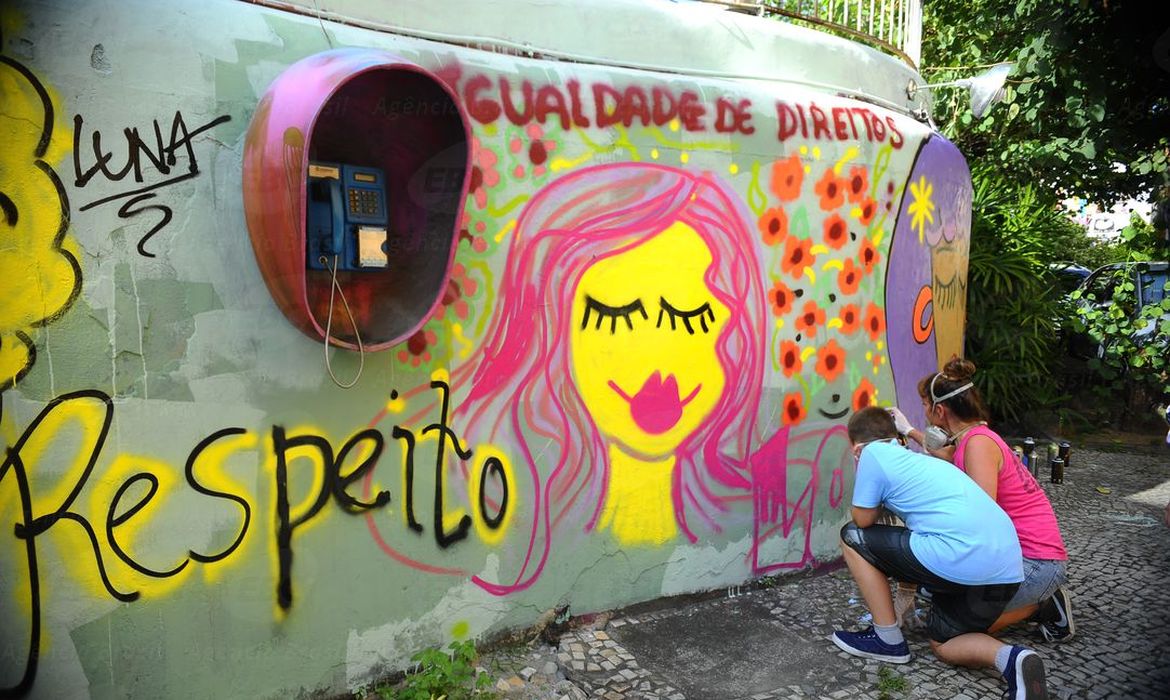 Jovens decoram com grafites temáticos os muros do Conselho Estadual dos Direitos da Mulher em lembrança ao Dia Internacional de Combate à Violência Contra a Mulher 