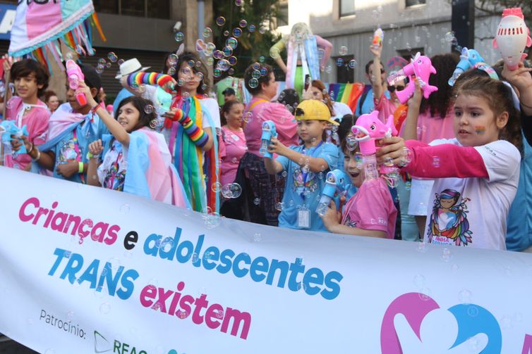 São Paulo (SP), 11/06/2023 - Crianças e adolescentes trans participam da 27ª Parada LGBT+ de São Paulo, com o tema 