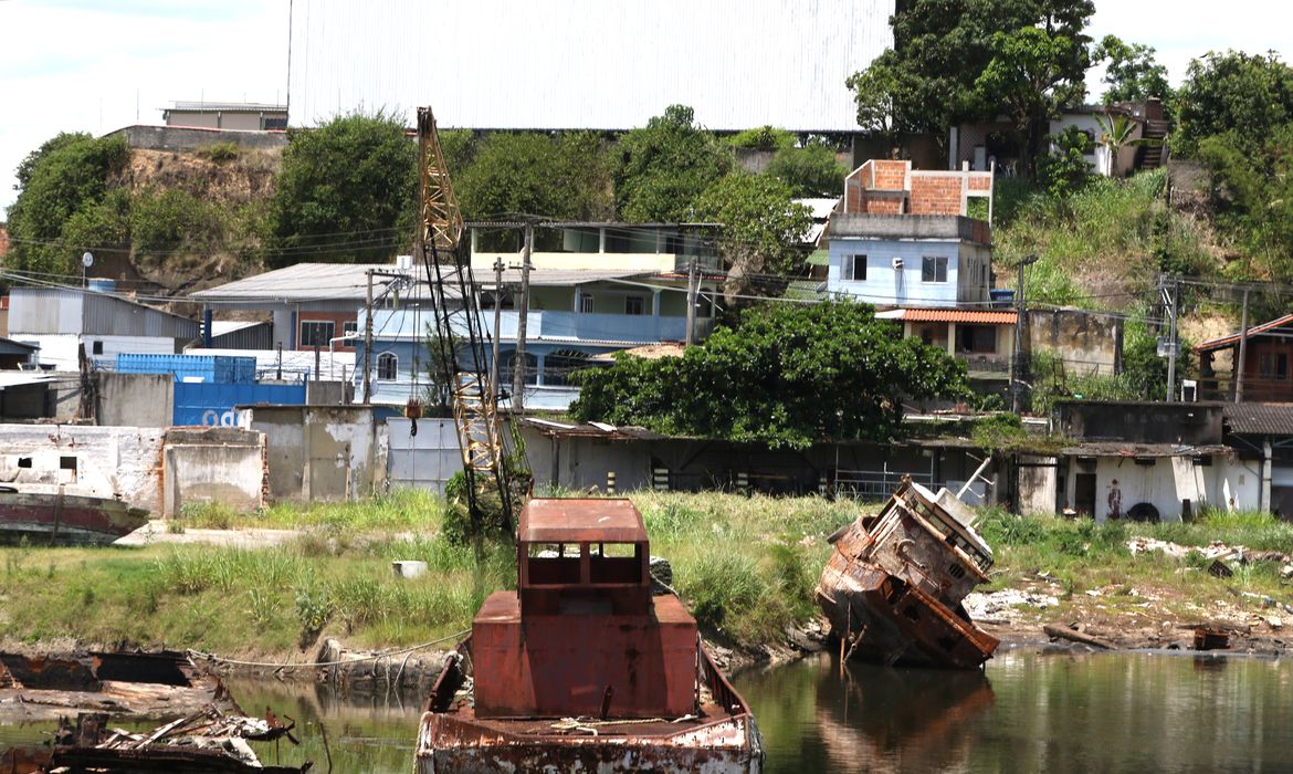 Acidente na Baía de Guanabara lança luz a problema ambiental e social