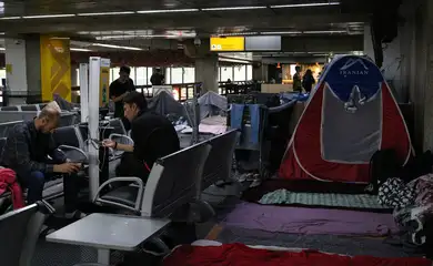 Chegada de novas famílias no acampamento de refugiados afegãos com visto humanitário que esperam abrigo no Aeroporto de Guarulhos.