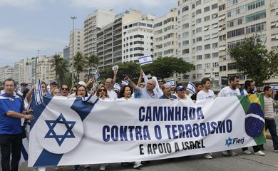 Rio de Janeiro (RJ), 15/10/2023 - Comunidade judaica faz caminhada em apoio a Israel, pela orla de Copacabana. Foto: Fernando Frazão/Agência Brasil