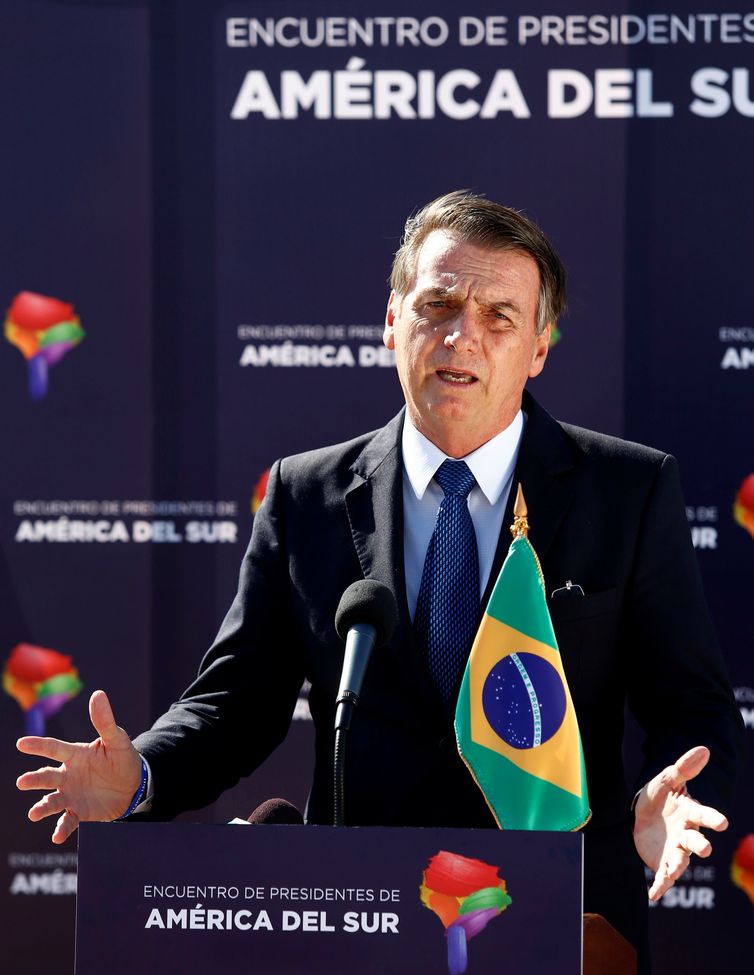 O presidente do Brasil, Jair Bolsonaro, fala à imprensa após chegar ao Aeroporto Internacional Arturo Merino Benitez, em Santiago, Chile.