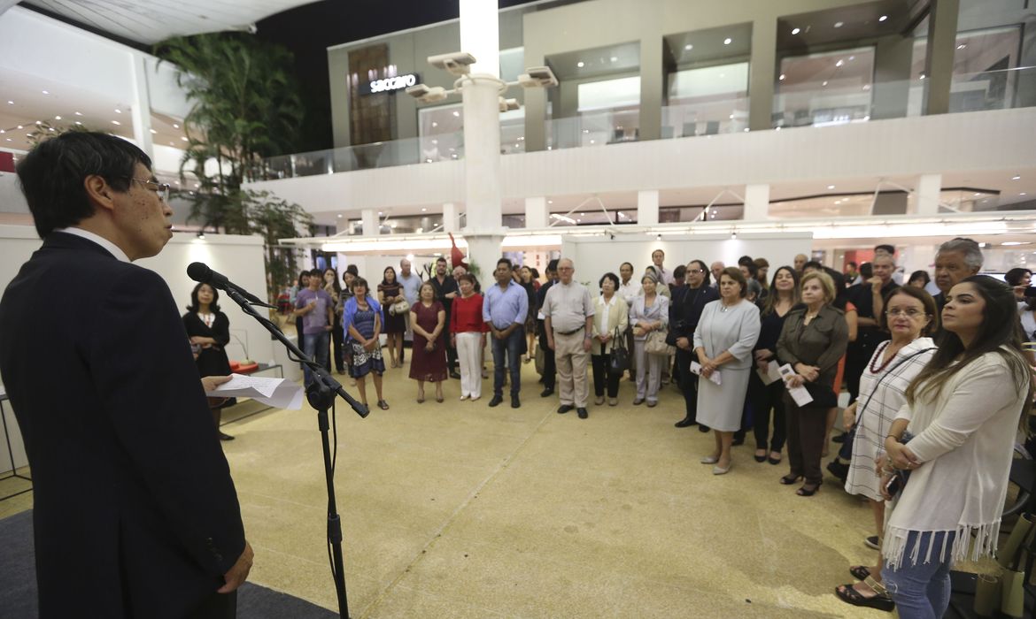O embaixador do Japão, Akira Yamada, abre a exposição Ikebana - Expressão e Forma, que comemora os 110 anos da imigração japonesa no Brasil.