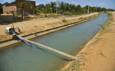 Distrito de Irrigação Nilo Coelho (Petrolina) - Obra da Codevasf é uma ação emergencial para evitar o desabastecimento no local que produz mais de 400 mil toneladas de alimentos por ano (Marcello Casal Jr/Agência Brasil)