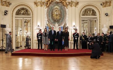 O presidente Jair Bolsonaro e a primeira-dama Michelle Bolsonaro são recebidos pelo presidente da Argentina, Mauricio Macri, e primeira-dama Juliana Awada.