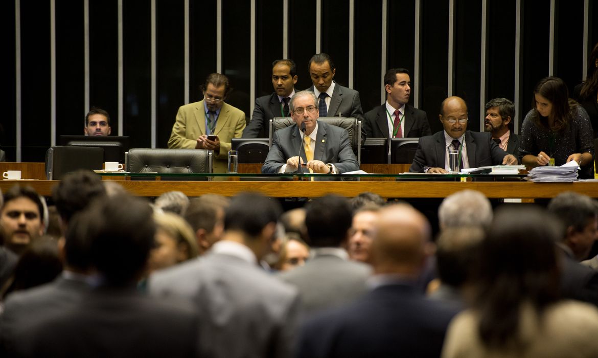 O presidente da Câmara dos Deputados, Eduardo Cunha, durante sessão de debate da proposta que cria lei de combate ao terrorismo (Marcelo Camargo/Agência Brasil)