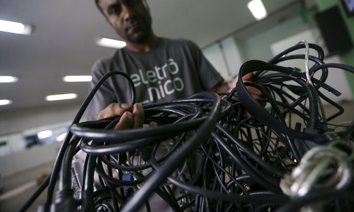 Brasília (DF), 21/12/2023 -  Computadores e eletrônicos são recondicionados para reciclagem e doações na Central de Recondicionamento de Computadores (CRC), no Gama, região administrativa do Distrito Federal. Foto: Marcelo Camargo/Agência Brasil