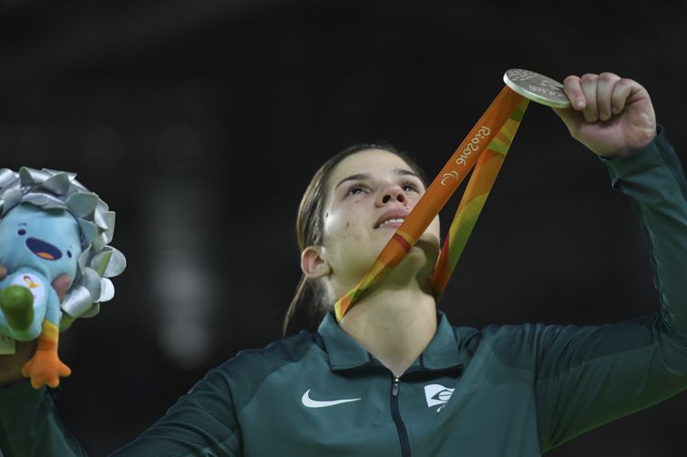 Rio de Janeiro - A brasileira Alana Martins Maldonado recebe medalha de prata no judô categoria até 70 kg na Paralimpíada Rio 2016 (Tomaz Silva/Agência Brasil)